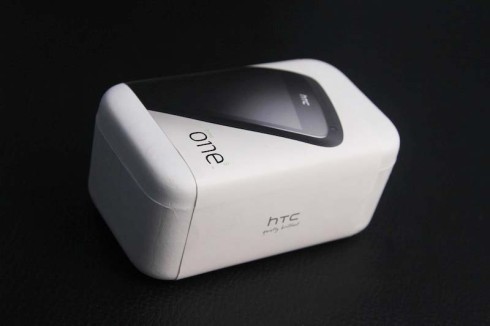 Mở hộp điện thoại One S mỏng nhất của HTC ở VN